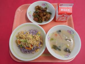 642キロカロリー、きんじそうずし、ぎゅうにゅう、ぶたにくとかがレンコンのてりあえ、げんすけだいこんのみそしる