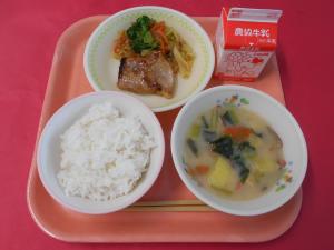 604キロカロリー、ごはん、ぎゅうにゅう、ぶたにくのくわやき、ブロッコリーのおかかあえ、さつまいものみそしる