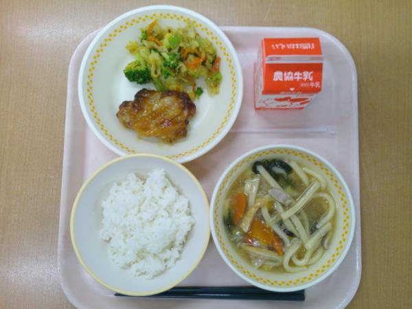 806キロカロリー、白飯、牛乳、鶏肉の美味だれ、ブロッコリーのおかか和え、あんかけうどん