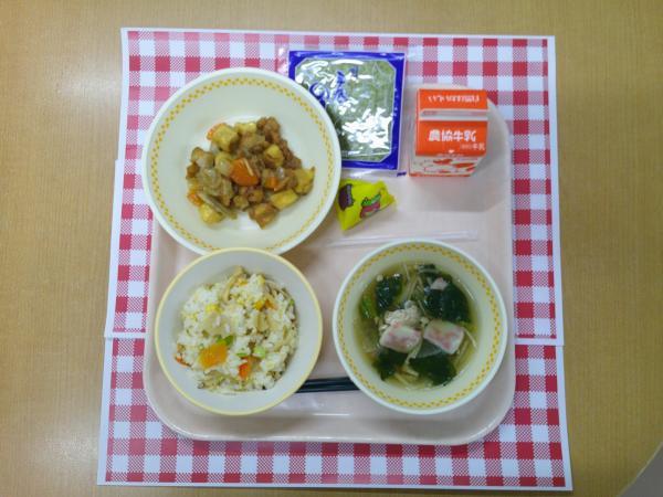 780キロカロリー、手巻き五目寿司、牛乳、鶏肉と高野豆腐の揚げからめ、鬼かま入りすまし汁、手巻きのり、節分豆