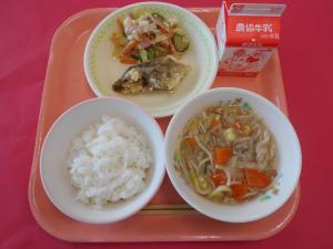 623キロカロリー、ごはん、ぎゅうにゅう、さかなのなんばんづけ、とうふのサラダ、あんかけラーメン