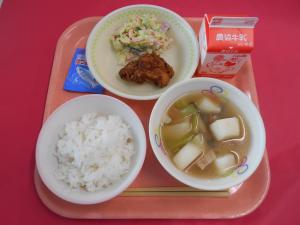 626キロカロリー、ごはん、ぎゅうにゅう、タンドリーチキン、コールスローサラダ、ののいちかぶらのスープに、かつおふりかけ