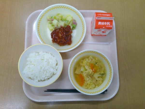 842キロカロリー、白飯、牛乳、ポークチャップ、ジャーマンポテト、かきたま汁