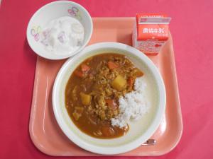 745キロカロリー、むぎごはん、ぎゅうにゅう、ポークカレーライス、フルーツヨーグルト