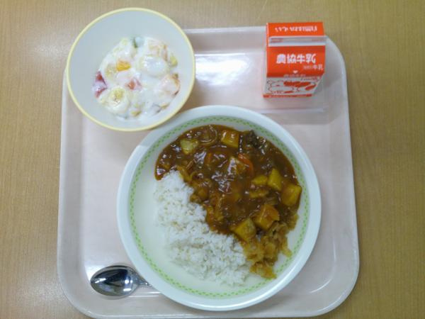933キロカロリー、麦飯、牛乳、カレーライス、福神漬、フルーツミルクゼリー