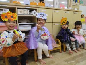 ハロウィンの仮装をしてパーティーごっこをする１、2歳児