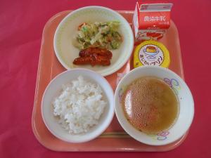 657キロカロリー、ごはん、ぎゅうにゅう、ウインナーのケチャップがらめ、ツナサラダ、ペイザンヌスープ、プリン