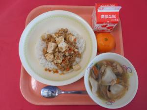 675キロカロリー、むぎごはん、ぎゅうにゅう、マーボーどん、すいぎょうざスープ、みかん