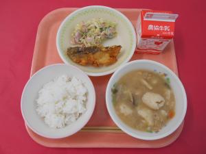 634キロカロリー、ごはん、ぎゅうにゅう、さかなのからあげ、ごまマヨあえ、きりたんぽじる