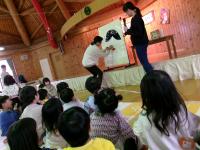 新年お楽しみ会　大きな福笑いをしたよ　先生頑張って
