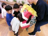 新年お楽しみ会　獅子に頭を噛みついてもらって無病息災を願います