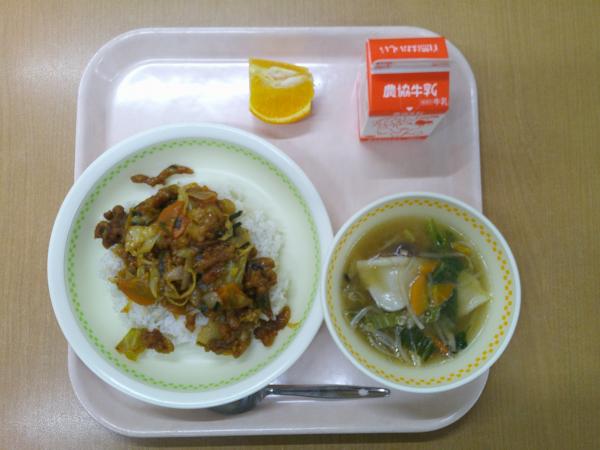 818キロカロリー、麦ごはん、牛乳、揚げ豚キムチ丼、水餃子スープ、いよかん