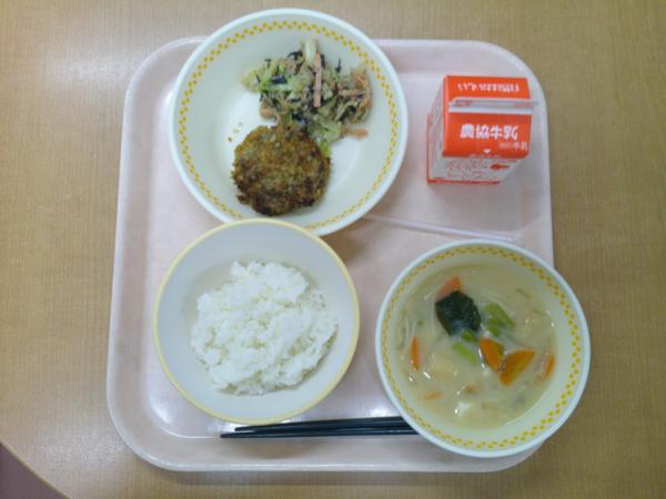 819キロカロリー、白飯、牛乳、焼きメンチ、ひじきサラダ、麩と大根のみそ汁