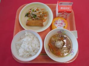 677キロカロリー、ごはん、ぎゅうにゅう、はるまき、もやしのナムル、にくだんごのスープ、フルーツあんにん