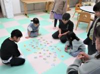 小学生が遊んでいる様子