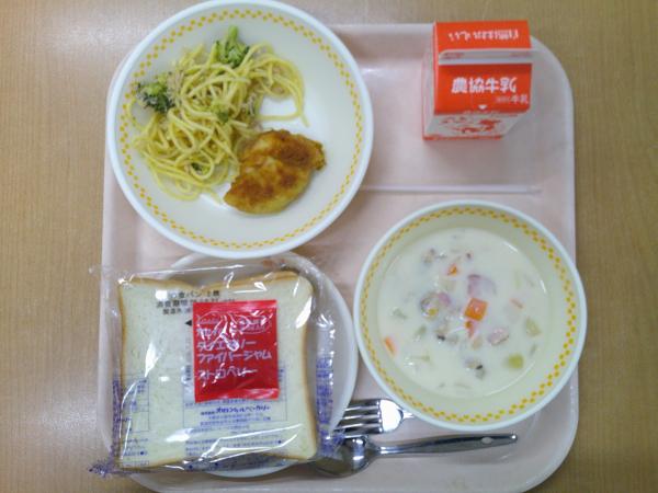 753キロカロリー、食パン、牛乳、タンドリーチキン、ツナとブロッコリーのパスタ、米粉のクラムチャウダー、いちごジャム