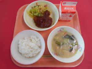618キロカロリー、ごはん、ぎゅうにゅう、とんかつ、カラフルサラダ、こまつなのみそしる