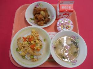 669キロカロリー、すしごはん、ぎゅうにゅう、ちらしずし、とりにくとじゃがいものてりあえ、とうふとあおさのみそしる、ひなまつりゼリー