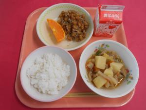 614キロカロリー、ごはん、ぎゅうにゅう、だいずとしらすのごまからめ、せとかオレンジ、にくじゃが