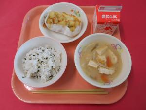 614キロカロリー、わかめごはん、ぎゅうにゅう、オイマヨグラタン、だいこんのみそしる