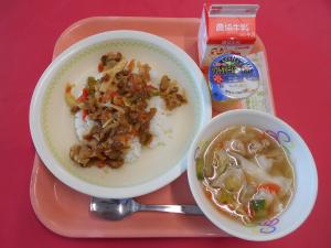 644キロカロリー、ごはん、ぎゅうにゅう、チンジャオロースーどん、ワンタンスープ、ソフトクリームヨーグルト