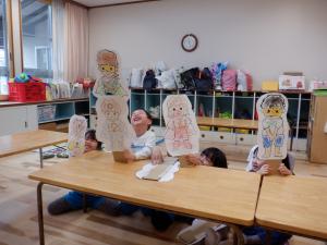 お別れ会に向けてペープサート練習をする4歳児