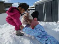 雪山の登ろうとする友達に手を差し伸べる２歳児