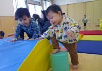 バランスをとりながらデコボコの山を登ろうとする０歳児