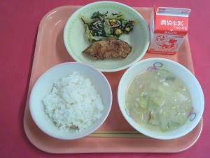 612キロカロリー、ごはん、ぎゅうにゅう、あじのたつたあげ、ひじきサラダ、とうにゅうじる