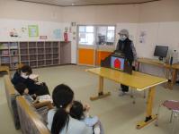 紙芝居を見ています