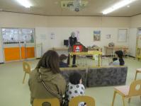 子どもたちはじっと見ています