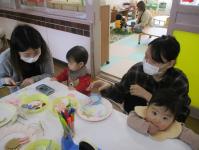 見本を見ながら作っています