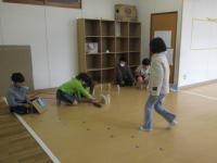 倒れたモルックをたてています