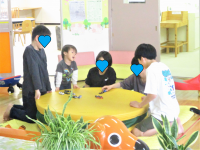 ミニカーで遊んでいます