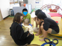 赤ちゃんをあやしています