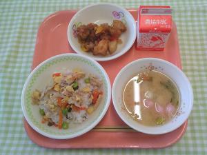 619キロカロリー、さくらすしごはん、ぎゅうにゅう、おはなみちらし、とりにくとやさいのてりあえ、ふかしのみそしる