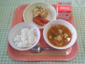 630キロカロリー、ごはん、ぎゅうにゅう、ウインナーのケチャップがらめ、ツナサラダ、スープカレー