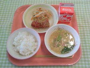 608キロカロリー、ごはん、ぎゅうにゅう、ヤンニョムチキン、バンサンスー、コーンたまごスープ