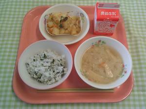 613キロカロリー、わかめごはん、ぎゅうにゅう、オイマヨグラタン、キャベツのみそしる