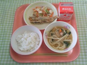 600キロカロリー、ごはん、ぎゅうにゅう、ししゃものてんぷら、とうふとベーコンのサラダ、かやくうどん