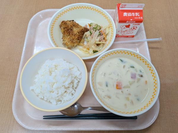 771キロカロリー、白飯、牛乳、鶏肉の香草パン粉焼き、ツナサラダ、米粉のクラムチャウダー