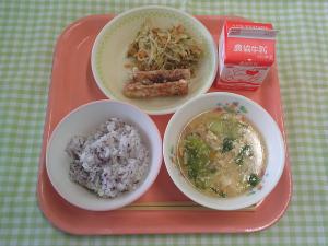 632キロカロリー、ゆかりごはん、ぎゅうにゅう、ちくわのかわりあげ、しおやきそば、とうふとたまごのスープ