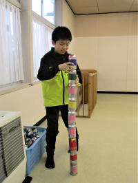 倒れないように直しながら