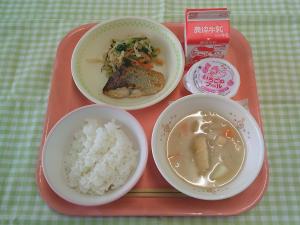 603キロカロリー、ごはん、ぎゅうにゅう、あじのみそチーズやき、はりはりあえ、じゃがいものみそしる、いちごのフール