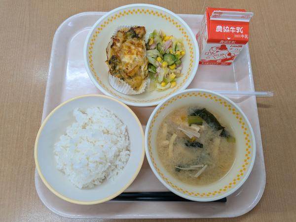 773キロカロリー、白飯、牛乳、オイマヨグラタン、コーンサラダ、大根とあげのみそ汁