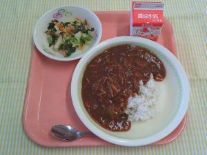 694キロカロリー、むぎごはん、ぎゅうにゅう、ポークハヤシ、ツナわかめサラダ