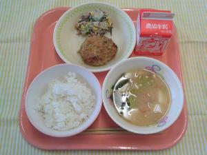 636キロカロリー、ごはん、ぎゅうにゅう、やきメンチ、ひじきサラダ、とうふのみそしる