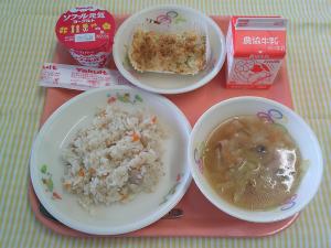 694キロカロリー、ピラフ、ぎゅうにゅう、アスパラグラタン、キャベツのスープ、ヨーグルト