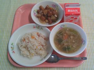 613キロカロリー、ベーコンチャーハン、ぎゅうにゅう、くろずのすぶた、すいぎょうざスープ