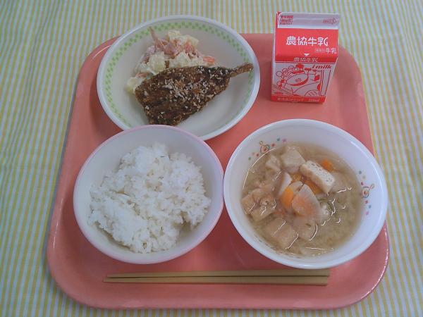 646キロカロリー、ごはん、ぎゅうにゅう、いわしのアングレーズ、ポテトサラダ、ふのみそしる